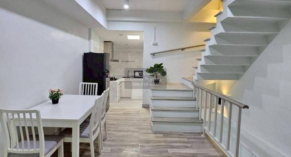 Reihenhaus zur Miete mit 2 Zimmer in Phra Khanong, Bangkok