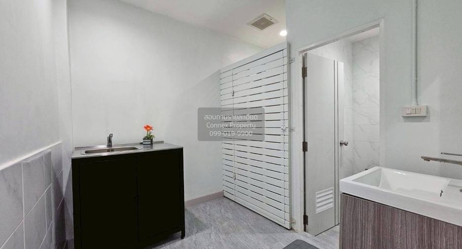 Reihenhaus zur Miete mit 2 Zimmer in Phra Khanong, Bangkok