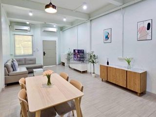 Reihenhaus zur Miete mit 2 Zimmer in Phra Khanong, Bangkok