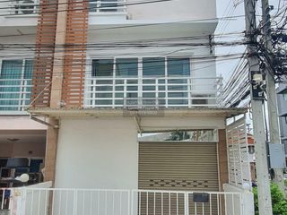 À louer 4 chambres maison de ville à Sai Mai, Bangkok