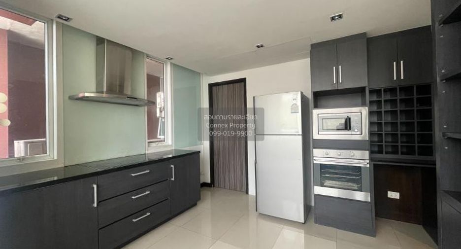 For rent 3 bedrooms condo in Khlong Toei, Bangkok