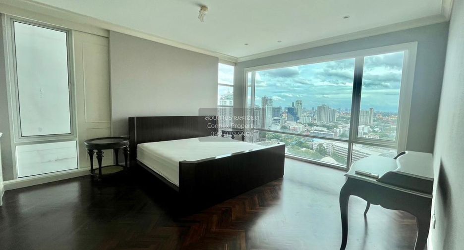 For rent 3 bedrooms condo in Khlong Toei, Bangkok