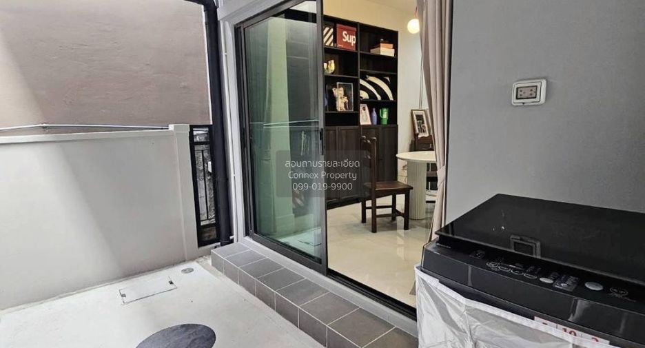 For rent 3 bedrooms townhouse in Saphan Sung, Bangkok