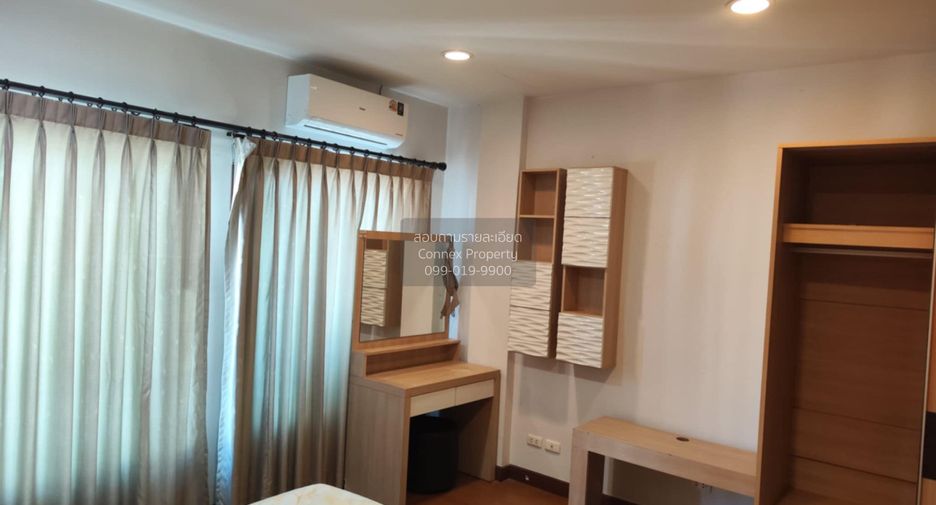 Casa adosada en alquiler de 3 habitaciones en Bang Kapi, Bangkok