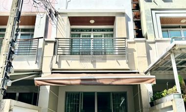 Casa adosada en alquiler de 3 habitaciones en Bang Kapi, Bangkok