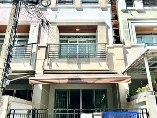 For rent 3 bedrooms townhouse in Bang Kapi, Bangkok