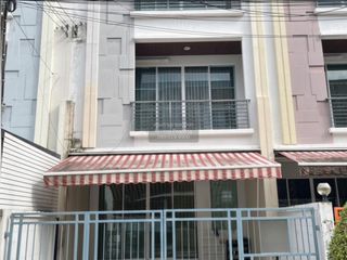 For rent 3 bedrooms townhouse in Wang Thonglang, Bangkok