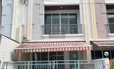 For rent 3 bedrooms townhouse in Wang Thonglang, Bangkok