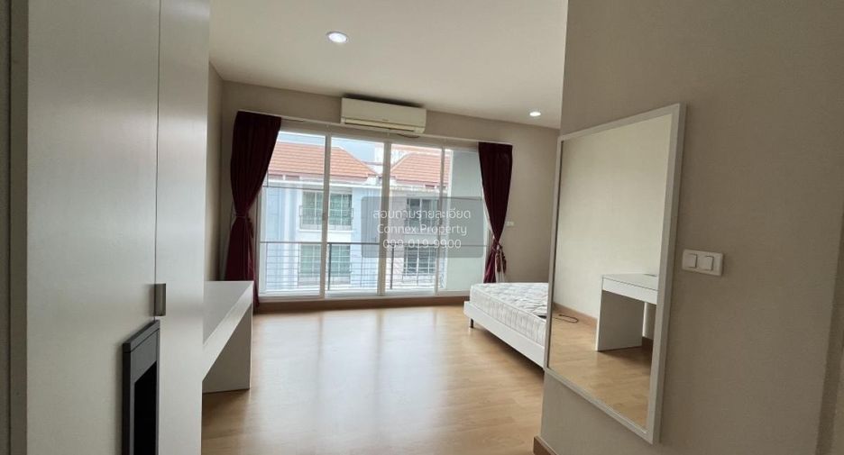 For rent 3 bedrooms townhouse in Wang Thonglang, Bangkok