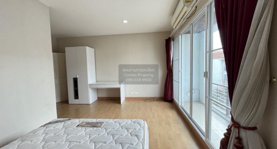 For rent 3 bedrooms townhouse in Wang Thonglang, Bangkok
