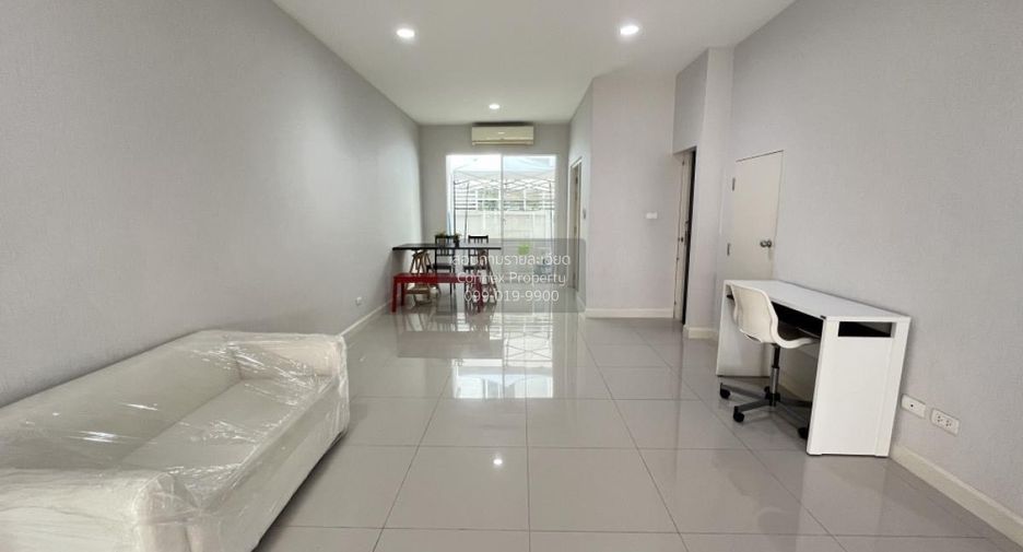 For rent 3 bedrooms townhouse in Wang Thonglang, Bangkok