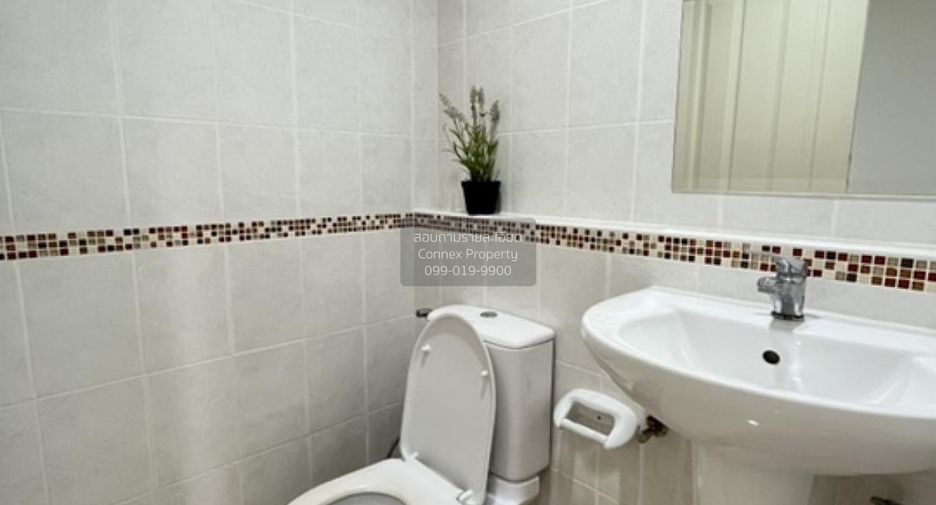 For rent 3 bedrooms townhouse in Wang Thonglang, Bangkok