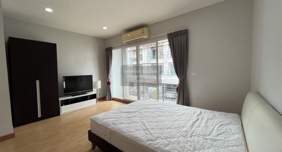 For rent 3 bedrooms townhouse in Wang Thonglang, Bangkok