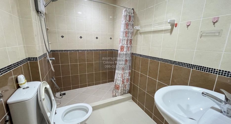 For rent 3 bedrooms townhouse in Wang Thonglang, Bangkok