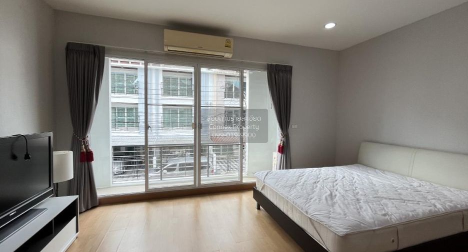 For rent 3 bedrooms townhouse in Wang Thonglang, Bangkok