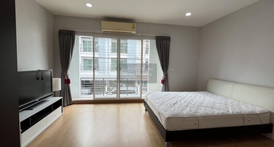 For rent 3 bedrooms townhouse in Wang Thonglang, Bangkok