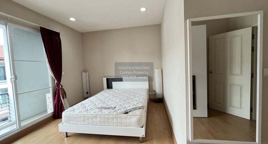For rent 3 bedrooms townhouse in Wang Thonglang, Bangkok