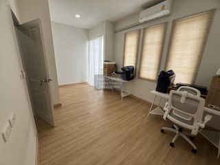 Reihenhaus zur Miete mit 3 Zimmer in Taling Chan, Bangkok
