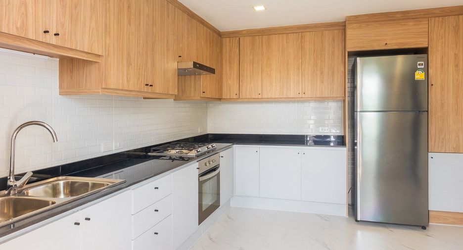 For rent 4 bedrooms apartment in Watthana, Bangkok
