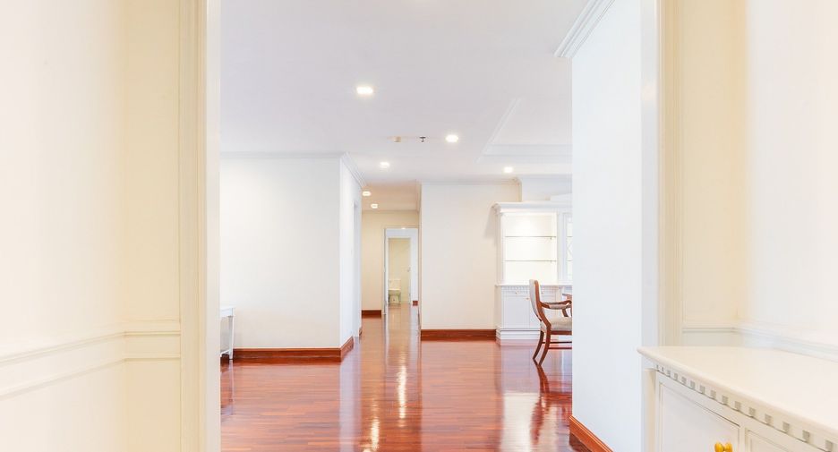 For rent 4 bedrooms apartment in Watthana, Bangkok