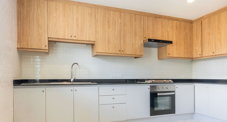 For rent 4 bedrooms apartment in Watthana, Bangkok
