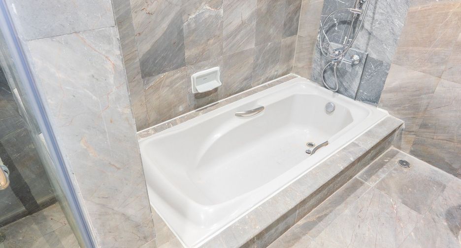For rent 4 bedrooms apartment in Watthana, Bangkok