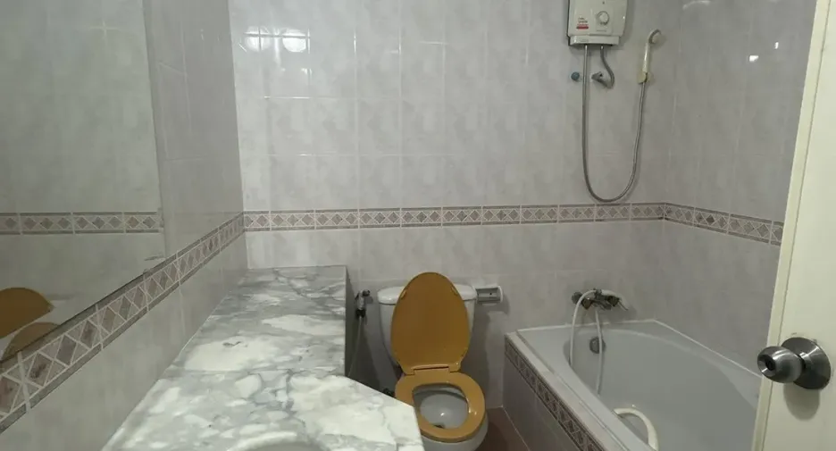 For rent 3 bedrooms apartment in Phaya Thai, Bangkok