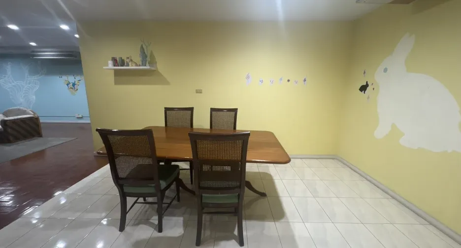 For rent 3 bedrooms apartment in Phaya Thai, Bangkok