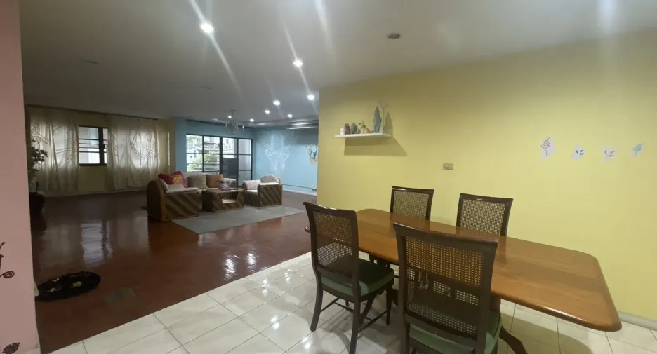 For rent 3 bedrooms apartment in Phaya Thai, Bangkok
