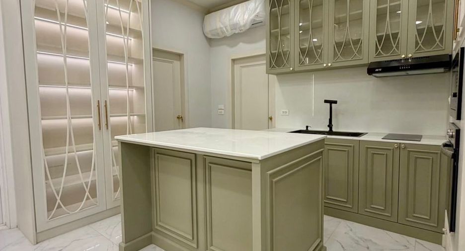 For sale 5 bedrooms house in Bang Khun Thian, Bangkok