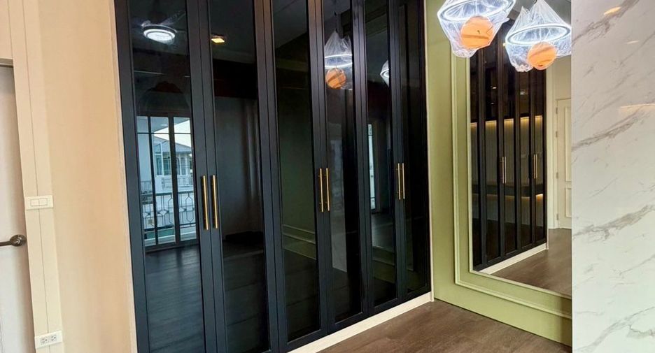 For sale 5 bedrooms house in Bang Khun Thian, Bangkok
