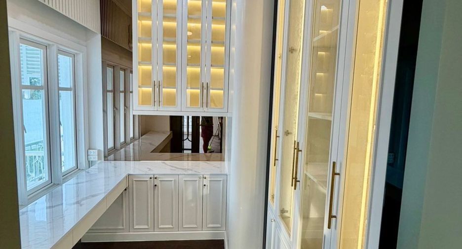 For sale 5 bedrooms house in Bang Khun Thian, Bangkok