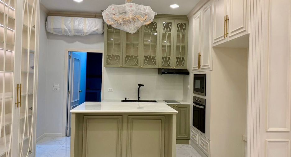 For sale 5 bedrooms house in Bang Khun Thian, Bangkok