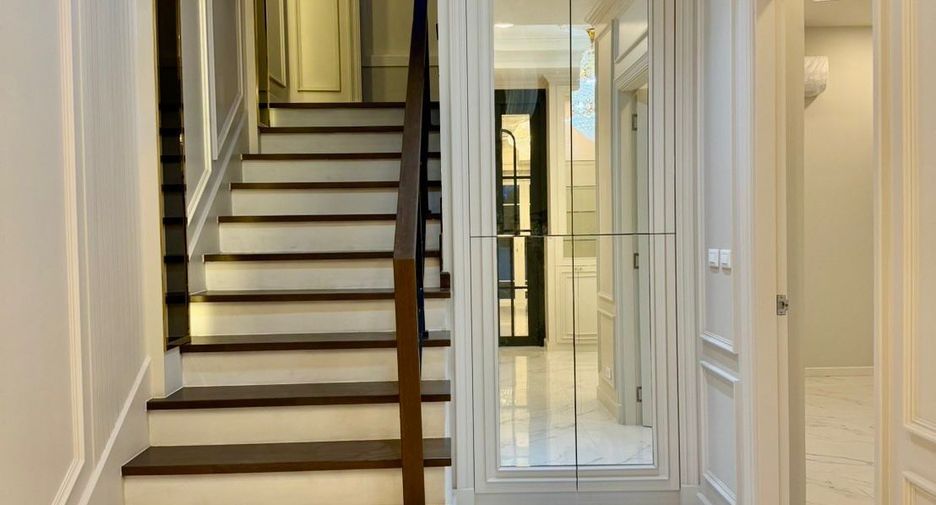 For sale 5 bedrooms house in Bang Khun Thian, Bangkok