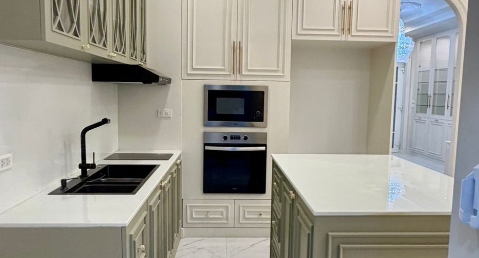 For sale 5 bedrooms house in Bang Khun Thian, Bangkok