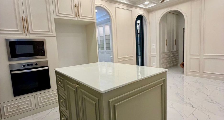 For sale 5 bedrooms house in Bang Khun Thian, Bangkok