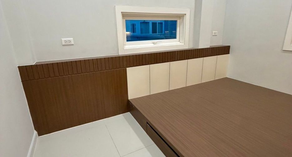 For sale 5 bedrooms house in Bang Khun Thian, Bangkok
