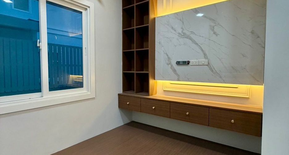For sale 5 bedrooms house in Bang Khun Thian, Bangkok