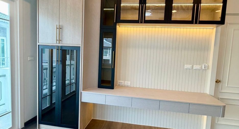 For sale 5 bedrooms house in Bang Khun Thian, Bangkok