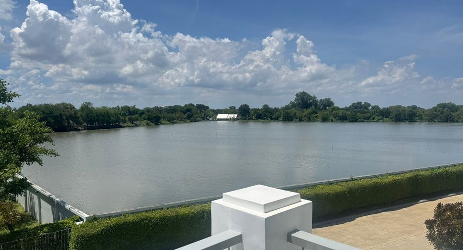 For sale 5 bedrooms house in Bang Khun Thian, Bangkok