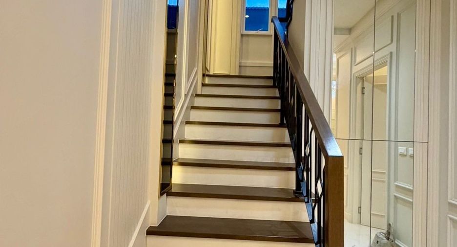 For sale 5 bedrooms house in Bang Khun Thian, Bangkok