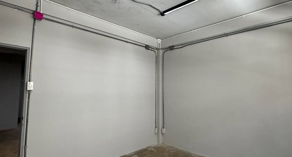 Gewerbefläche zur Miete mit 2 Zimmer in Khlong San, Bangkok