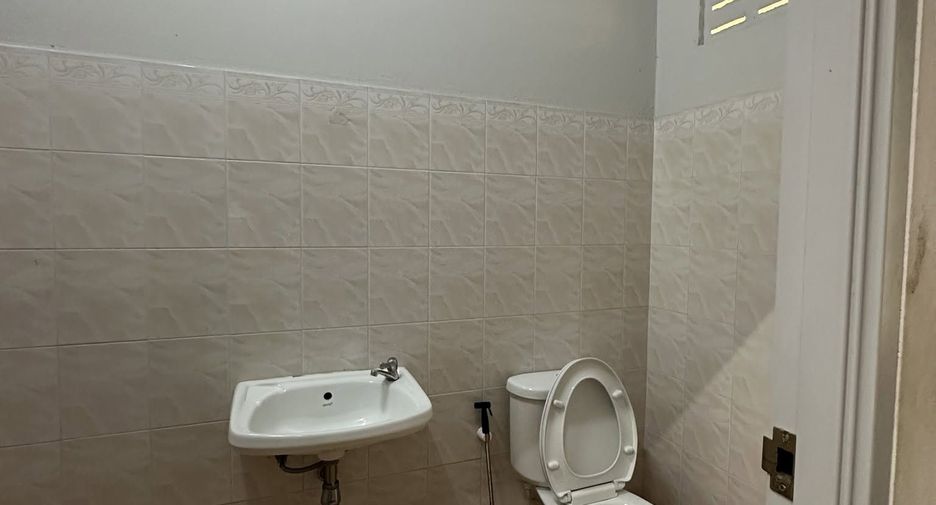 Gewerbefläche zur Miete mit 2 Zimmer in Khlong San, Bangkok