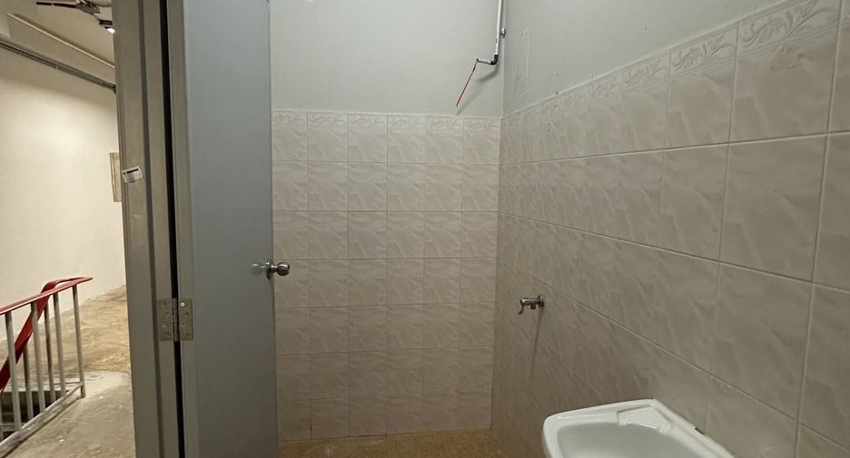 Gewerbefläche zur Miete mit 2 Zimmer in Khlong San, Bangkok