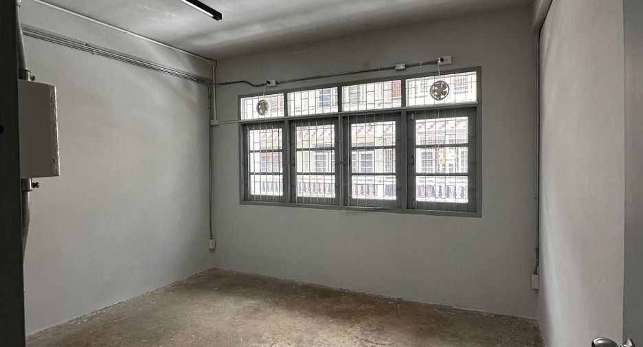 Gewerbefläche zur Miete mit 2 Zimmer in Khlong San, Bangkok