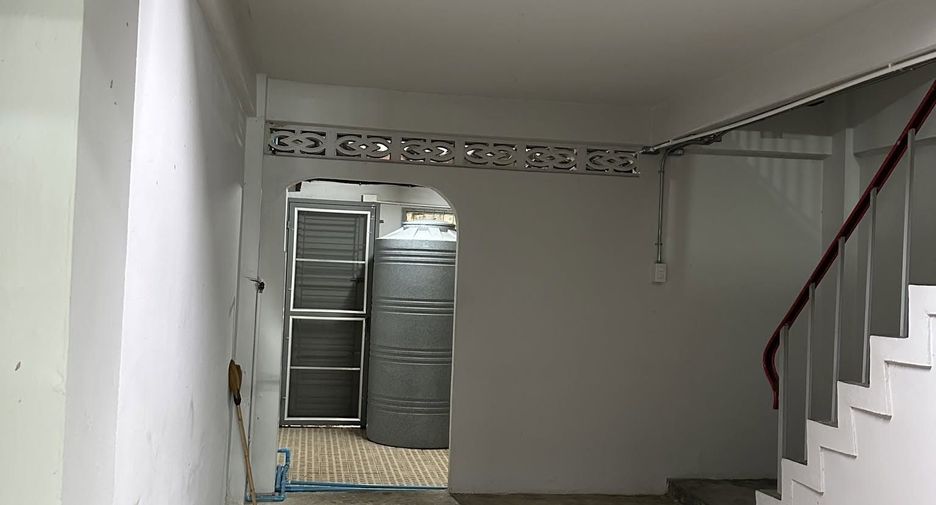Gewerbefläche zur Miete mit 2 Zimmer in Khlong San, Bangkok