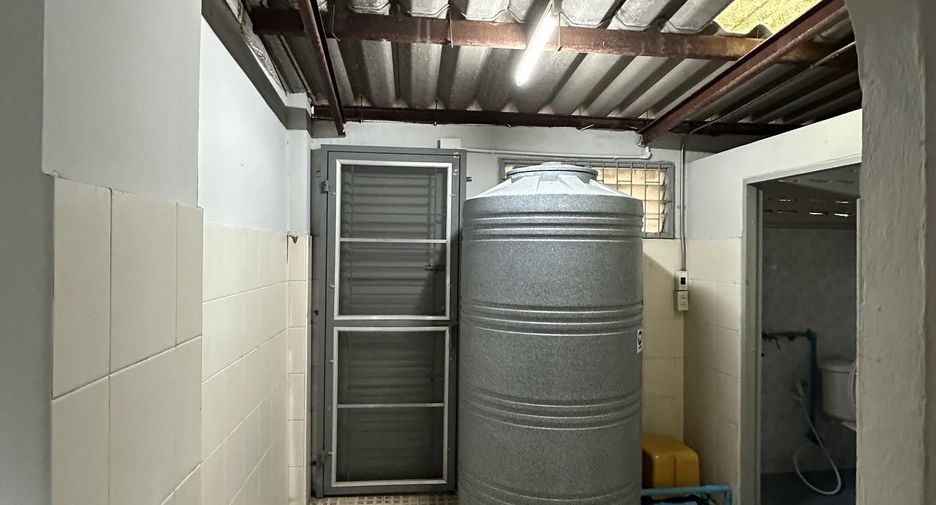 Gewerbefläche zur Miete mit 2 Zimmer in Khlong San, Bangkok