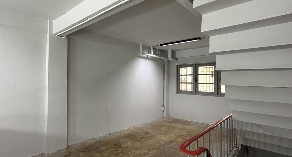 Gewerbefläche zur Miete mit 2 Zimmer in Khlong San, Bangkok