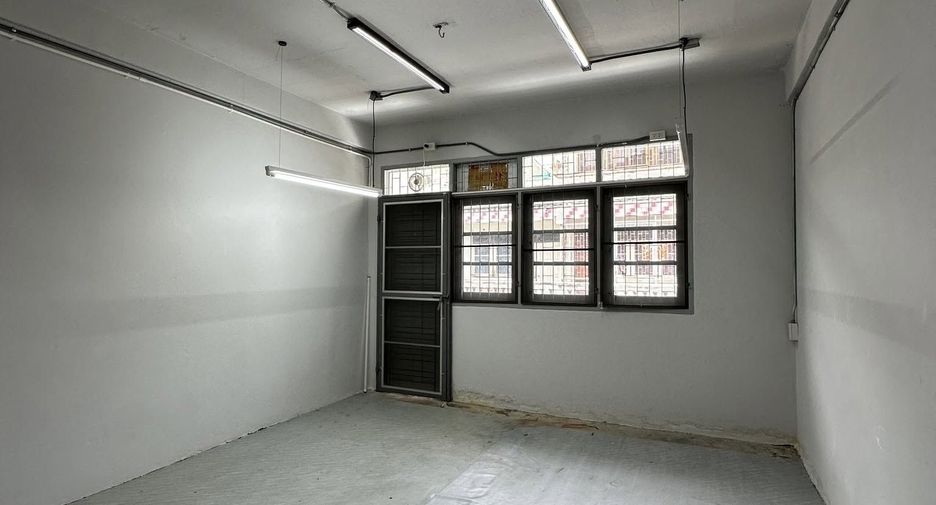 Gewerbefläche zur Miete mit 2 Zimmer in Khlong San, Bangkok