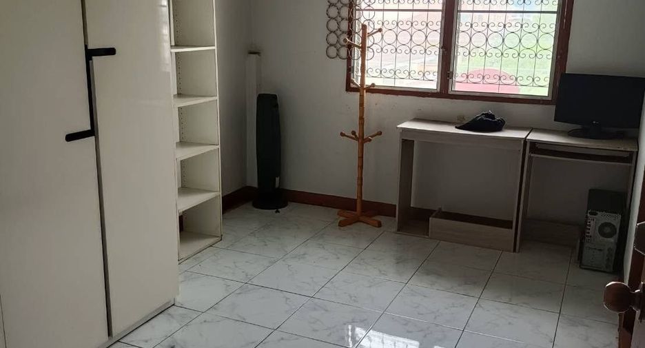 For sale 4 bedrooms townhouse in Lat Phrao, Bangkok